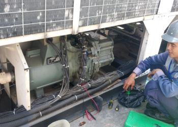 Yealy maintenance, penggantian oil & filter compressor chiller hitachi - @ kawasaki cibitung