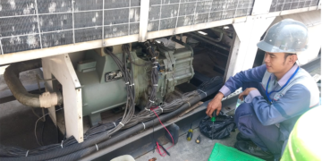 Yealy maintenance, penggantian oil & filter compressor chiller hitachi - @ kawasaki cibitung